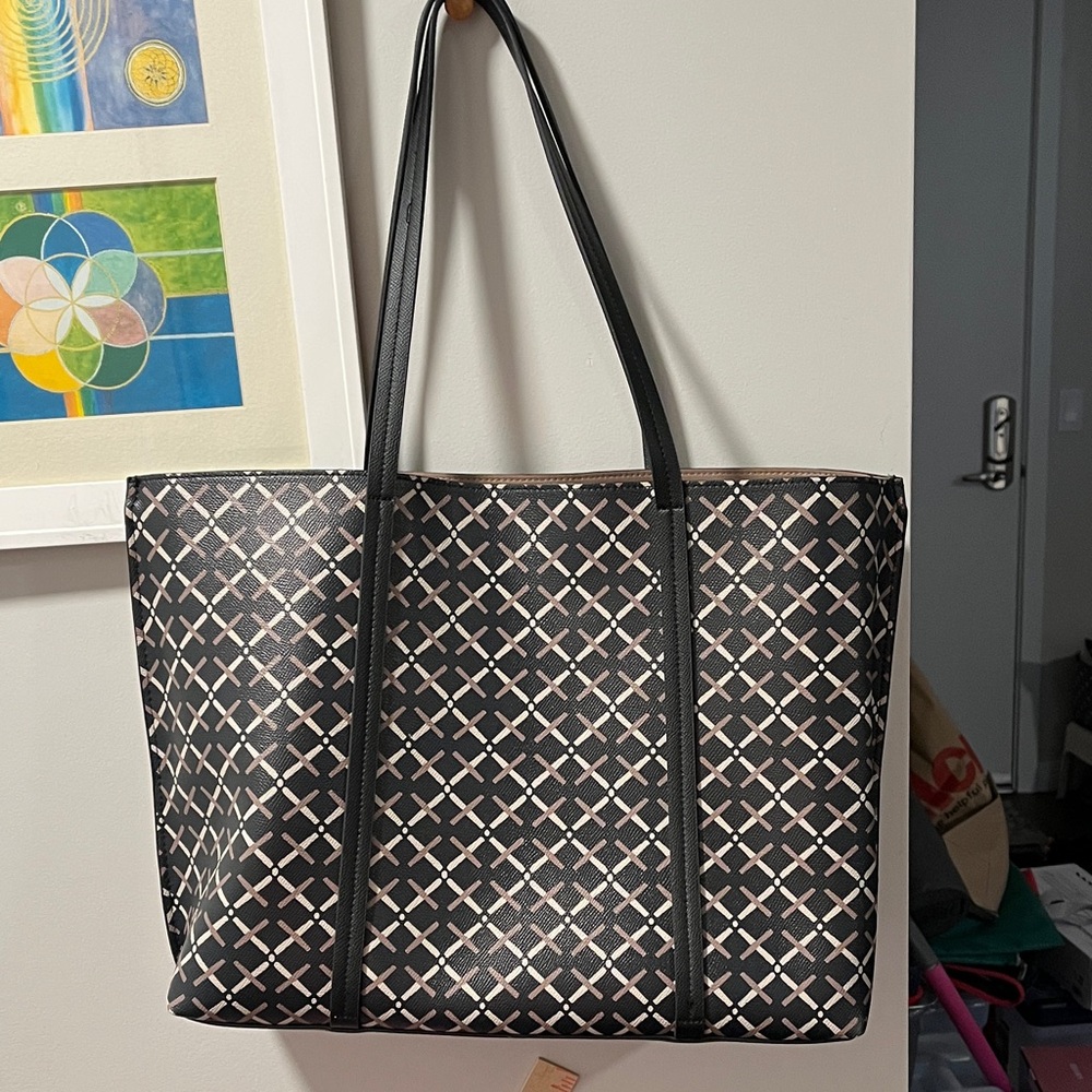 Beautiful Designer-Look Vegan Tote by A NEW Day. Looks New and Smoke Free. Firm